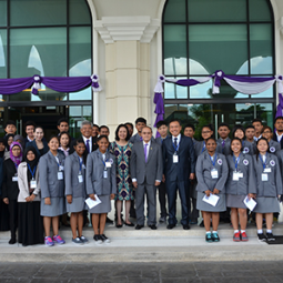 เป็นประธานกล่าวตอนรับเอกอัครราชทูตสาธารณรัฐสิงคโปร์ Chua Siew San ประจำประเทศไทย คณะครูเเละนักเรียนโครงการเเลกเปลี่ยนภาษาเเละวัฒนธรรมระยะสั้น มูลนิธิชัยพัฒนา-สาธารณรัฐสิงคโปร์
