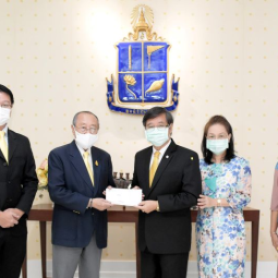 <strong>อ่านเพิ่มเติมเกี่ยวกับ</strong><br />นายสมศักดิ์ จิตติพลังศรี กรรมการผู้จัดการ บริษัทซัยโจ เด็นกิ อินเตอร์เนชั่นแนล จำกัด พร้อมครอบครัว มอบเงินเพื่อสมทบ “กองทุนชัยพัฒนาสู้ภัยโควิด 19 (และโรคระบาดต่างๆ)” นายสมศักดิ์ จิตติพลังศรี กรรมการผู้จัดการ บริษัทซัยโจ เด็นกิ อินเตอร์เนชั่นแนล จำกัด พร้อมครอบครัว มอบเงินเพื่อสมทบ “กองทุนชัยพัฒนาสู้ภัยโควิด 19 (และโรคระบาดต่างๆ)”