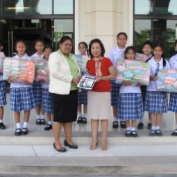 <strong>อ่านเพิ่มเติมเกี่ยวกับ</strong><br />คณะครูและนักเรียน โรงเรียนแย้มสอาดรังสิต มอบผ้าพันคอต้านภัยหนาวผ่านมูลนิธิชัยพัฒนา คณะครูและนักเรียน โรงเรียนแย้มสอาดรังสิต มอบผ้าพันคอต้านภัยหนาวผ่านมูลนิธิชัยพัฒนา