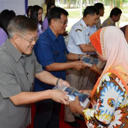 <strong>อ่านเพิ่มเติมเกี่ยวกับ</strong><br />ผู้เชี่ยวชาญด้านแหล่งน้ำเป็นประธานในพิธี มอบเมล็ดพันธุ์ข้าวและพันธุ์ผักพระราชทานสมเด็จพระเทพรัตนราชสุดา ฯ สยามบรมราชกุมารี แก่เกษตรกรที่ประสบอุทกภัย จังหวัดนราธิวาส ผู้เชี่ยวชาญด้านแหล่งน้ำเป็นประธานในพิธี มอบเมล็ดพันธุ์ข้าวและพันธุ์ผักพระราชทานสมเด็จพระเทพรัตนราชสุดา ฯ สยามบรมราชกุมารี แก่เกษตรกรที่ประสบอุทกภัย จังหวัดนราธิวาส