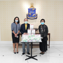 <strong>อ่านเพิ่มเติมเกี่ยวกับ</strong><br />คุณอรกัญญา พิบูลธรรม และคุณจันทนา สุขุมานนท์ มอบหน้ากาก N95 จำนวน 500 ชิ้น และของอุปโภค จำนวน 100 ชุด เพื่อสมทบ "กองทุนชัยพัฒนาสู้ภัยโควิด 19 (และโรคระบาดต่างๆ)” คุณอรกัญญา พิบูลธรรม และคุณจันทนา สุขุมานนท์ มอบหน้ากาก N95 จำนวน 500 ชิ้น และของอุปโภค จำนวน 100 ชุด เพื่อสมทบ "กองทุนชัยพัฒนาสู้ภัยโควิด 19 (และโรคระบาดต่างๆ)”