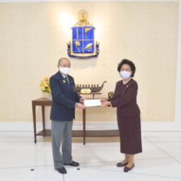 <strong>อ่านเพิ่มเติมเกี่ยวกับ</strong><br />รศ.ดร.อุมา สุคนธมาน ผู้แทนมูลนิธินายห้างโรงปูนผู้หนึ่ง มอบเงิน จำนวน 1,000,000 บาท รศ.ดร.อุมา สุคนธมาน ผู้แทนมูลนิธินายห้างโรงปูนผู้หนึ่ง มอบเงิน จำนวน 1,000,000 บาท