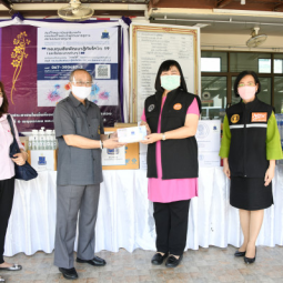 <strong>อ่านเพิ่มเติมเกี่ยวกับ</strong><br />สมเด็จพระกนิษฐาธิราชเจ้า กรมสมเด็จพระเทพรัตนราชสุดาฯ สยามบรมราชกุมารี พระราชทานอาหารจากร้านจันกะผัก ของมูลนิธิชัยพัฒนา แก่ราษฎรที่ได้รับผลกระทบจากการแพร่ระบาดของไวรัสโควิด-19 สมเด็จพระกนิษฐาธิราชเจ้า กรมสมเด็จพระเทพรัตนราชสุดาฯ สยามบรมราชกุมารี พระราชทานอาหารจากร้านจันกะผัก ของมูลนิธิชัยพัฒนา แก่ราษฎรที่ได้รับผลกระทบจากการแพร่ระบาดของไวรัสโควิด-19