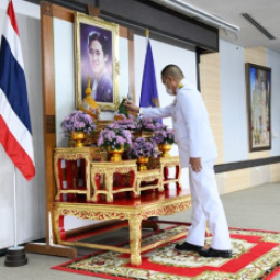 <strong>อ่านเพิ่มเติมเกี่ยวกับ</strong><br />สมเด็จพระกนิษฐาธิราชเจ้า กรมสมเด็จพระเทพรัตนราชสุดาฯ สยามบรมราชกุมารี พระราชทาน “เครื่องช่วยหายใจ” แก่โรงพยาบาลนราธิวาสราชนครินทร์ และโรงพยาบาลสุไหงโก-ลก จังหวัดนราธิวาส สมเด็จพระกนิษฐาธิราชเจ้า กรมสมเด็จพระเทพรัตนราชสุดาฯ สยามบรมราชกุมารี พระราชทาน “เครื่องช่วยหายใจ” แก่โรงพยาบาลนราธิวาสราชนครินทร์ และโรงพยาบาลสุไหงโก-ลก จังหวัดนราธิวาส